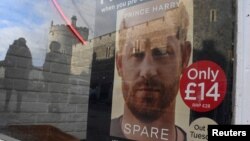 Plakat koji promoviše knjigu britanskog princa Harija "Spare" izložen u knjižari pred izlazak iz štampe 10. januara, s odrazom dvorca Windsor. 