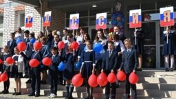 Nxënësit duke marrë pjesë në një ceremoni për fillimin e vitit të ri shkollor në një fshat të Siberisë. 1 shtator 2022.