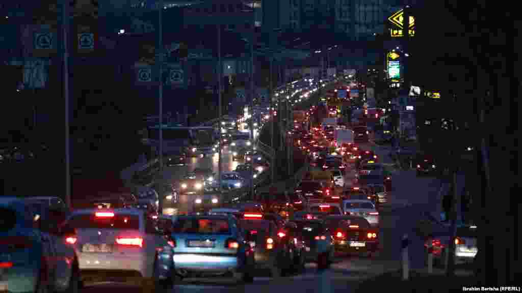Kjo fotografi është realizuar në nëntor në Prishtinë në orët e pikut.&nbsp;Agjencia për Mbrojtjen e Mjedisit e Kosovës thotë se ndotje të ajrit shkaktojnë edhe makinat, sidomos ato më të vjetra që shpenzojnë më shumë naftë.