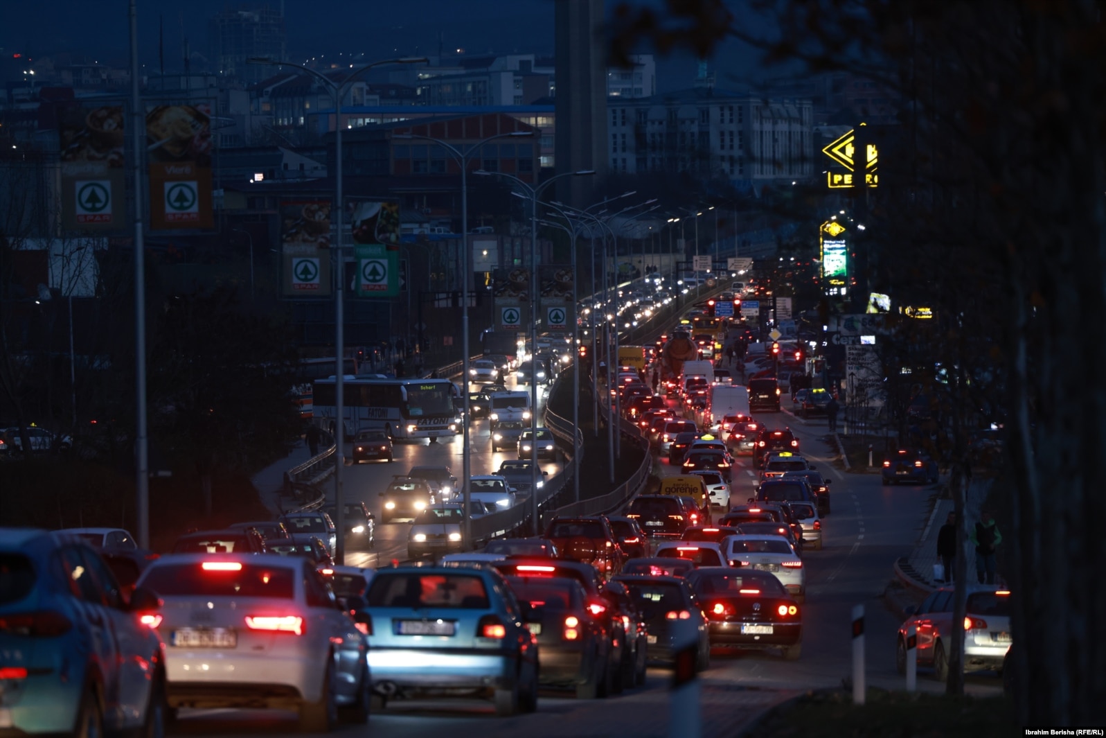 Trafiku i dendur rreth orës 16 në Prishtinë - Fotografi e realizuar më 9 nëntor.