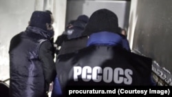 Potrivit Poliției, operațiunile de la Comrat sunt coordonate de ofițerii Inspectoratului Național de Investigații și procurorii PCCOCS cu sprijinul echipelor speciale ale brigăzii cu destinație specială „Fulger”.