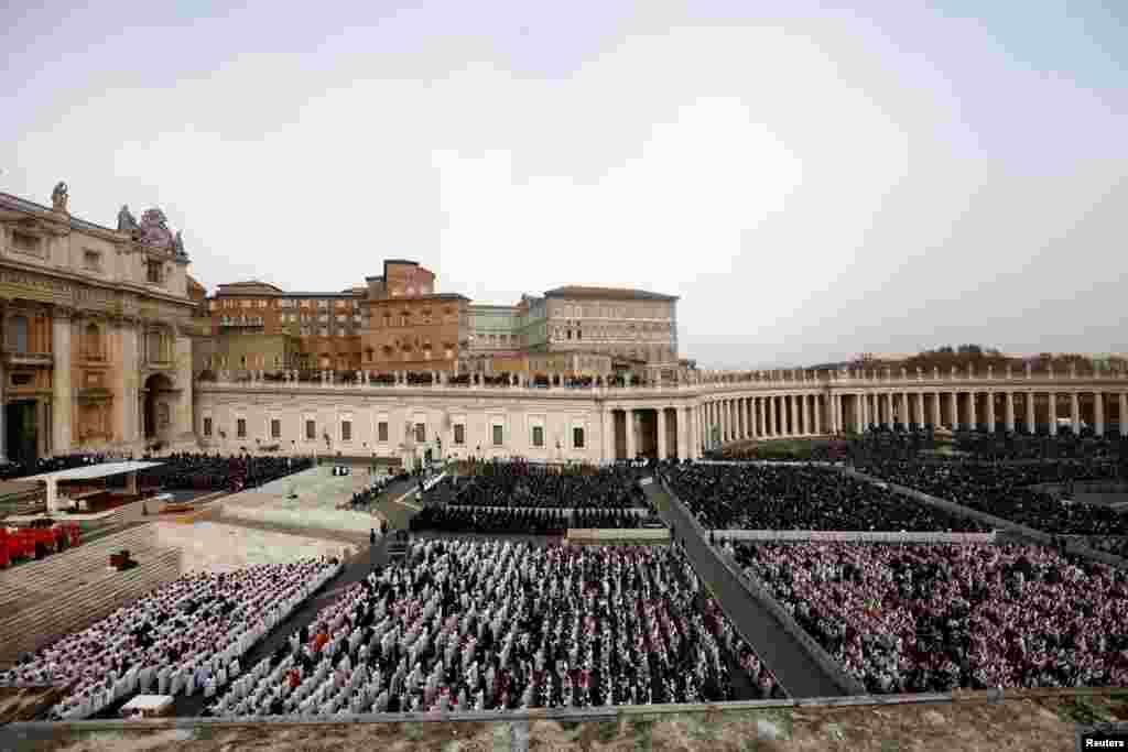 Na poslednji ispraćaj bivšeg pape Benedikta u Vatikanu stigle su desetine hiljada ljudi iz celog sveta. Prema procenama svetskih agencija, oko 60.000 ljudi prisustvuje sahrani
