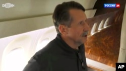 Traficantul de arme Viktor Bout a fost închis în SUA timp de 14 ani. Pe 9 decembrie televiziunea rusă RU-24 a transmis imagini din avionul care l-a dus la Moscova din Emiratele Arabe Unite, unde a avut loc schimbul cu sportiva americană Brittney Griner, condamnată la 9 ani de închisoare de Moscova pentru că avea în bagaje ulei de canabis.