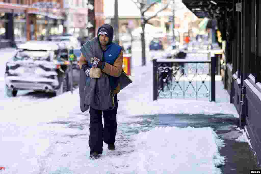Beau Rickwire šeta centrom grada tokom perioda hladnog vremena u Denveru, Kolorado, SAD, 22. decembra 2022. Rickwire je beskućnik pet godina.