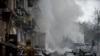 Pompierii sting incendiul izbucnit într-un bloc distrus de un bombardament în Vișhorod, în apropiere de Kiev, 23 noiembrie 2022