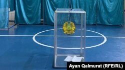 Избирательная урна на выборах президента Казахстана в 2022 году. Иллюстративное фото