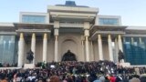 Протестующие у здания правительства в Улан-Баторе. 5 декабря 2022 года