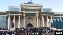 Протестувальники в понеділок намагалися штурмувати Палац уряду