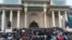 Наразылар Үкімет үйіне басып кіруге бірнеше рет талпынды. Ұланбатыр, Моңғолия, 5 желтоқсан 2022 жыл.