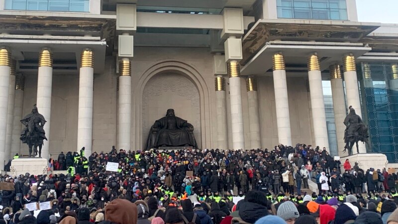 Протестующие в Монголии требуют отставки правительства из-за хищений угля