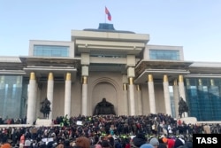 Демонстранттар Улан-Батордогу өкмөт үйүнө кирүүгө аракет кылышты. 5-декабрь, 2022-жыл.