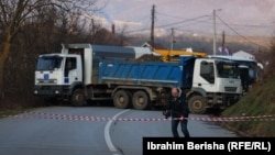 Barrikadat me kamionë që kishin bllokuar rrugën në Rudare, fshat në Zveçan në veri të Kosovës, më 2022.