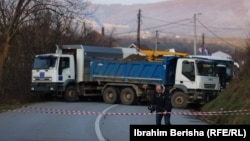 Barikade s kamionima koje su blokirale put u Rudaru, selu u Zvečanu na severu Kosova, 2022.