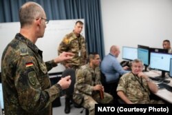 Під час навчань НАТО «Кіберкоаліція-22», в яких брали участь і фахівці-комп’ютерники з Ірландії. Ірландія також бере участь в роботі Центру кібербезпеки НАТО в Естонії, формально не перебуваючи в лавах альянсу