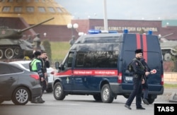 На месте убийства полицейского. Фото финансируемого российским правительством агентства ТАСС