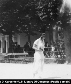 1923 - O femeie se plimbă prin București, cu un an înainte de venirea aviatorilor americani.