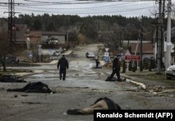 Crimele descoperite la finalul lunii martie în Bucea, lângă Kiev, au fost condamnate de întreaga lume occidentală. Fotografia alăturată, făcută pe 2 aprilie 2022, arată cadavre care zac pe strada Yablunska din Bucea, după ce armata rusă s-a retras din oraș.