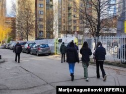 Učenici škole u centru Sarajeva na velikom odmoru.