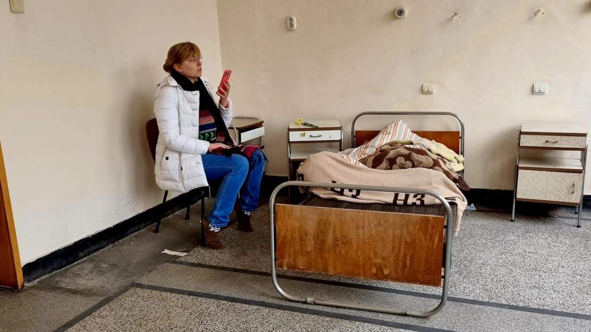 Украинските бежанци, настанени в общинската сграда на бившата Белодробна болница