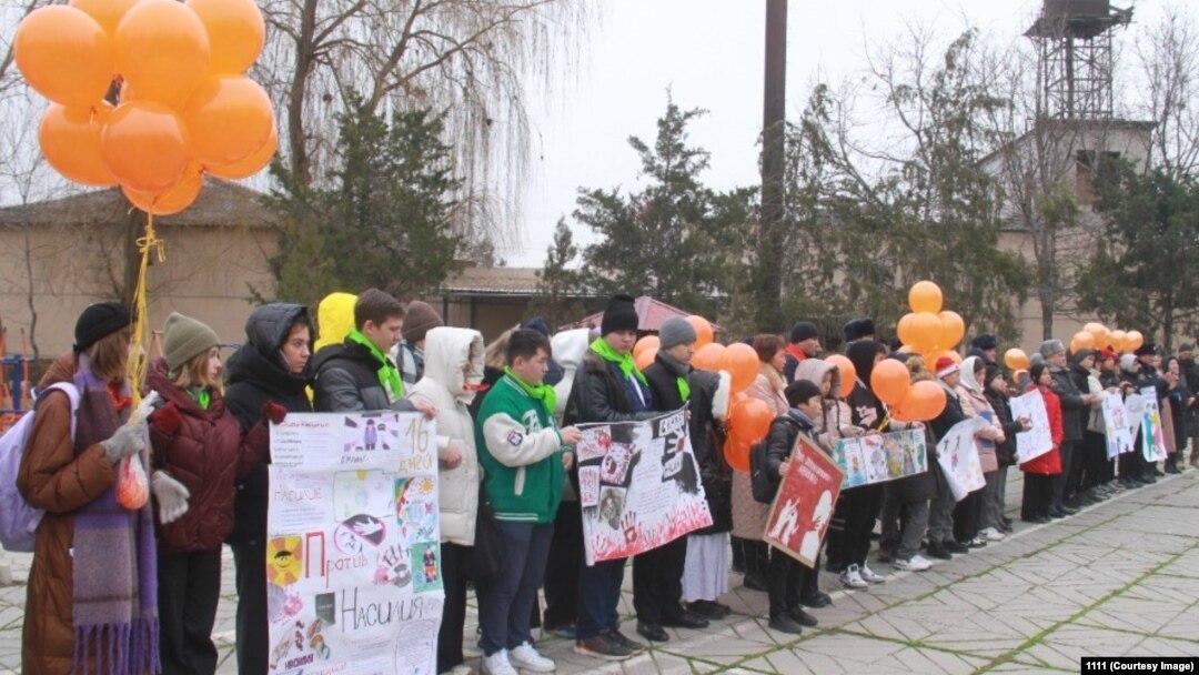  “Зомбулуксуз жашоо” деп аталган акциянын катышуучулары. Бишкек. 28-ноябрь, 2022-жыл.