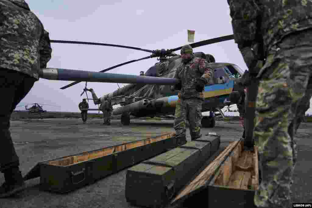 Радянські гелікоптери Мі-8 були представлені в 1960-х роках переважно для транспортування і мали кілька варіантів, які можуть нести ракети, гармати, а також зенітні або протитанкові ракети &nbsp;