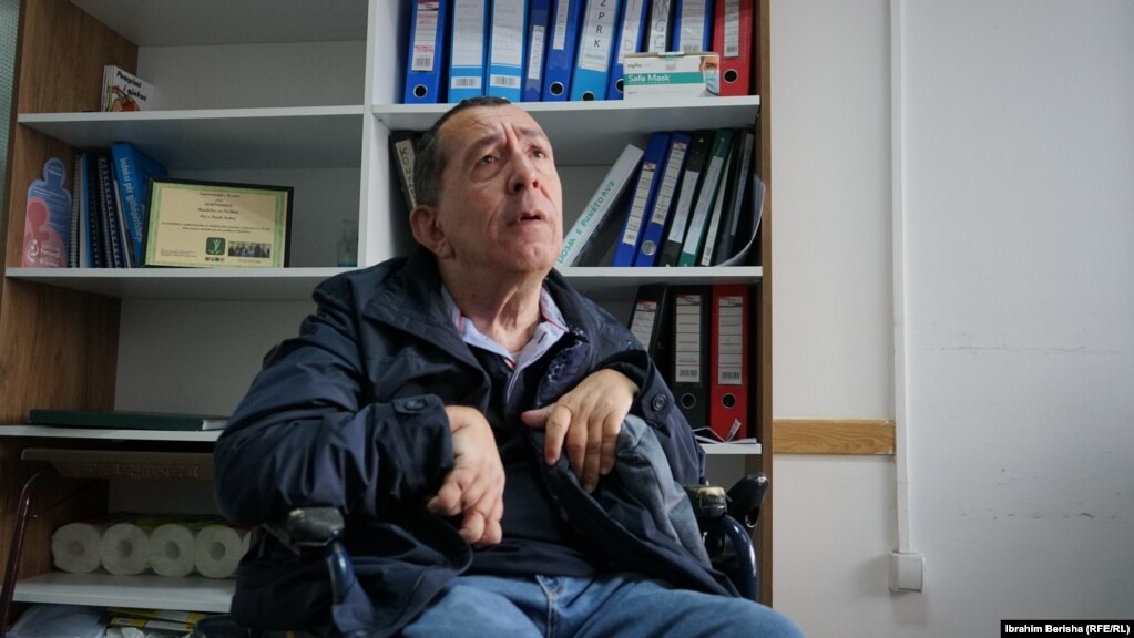 Faruk Kukaj në zyrën e tij në shoqatën “Handikos”