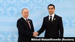 Serdar Berdimuhamedow rus prezidenti Wladimir Putini doglan güni bilen gutlady. Arhiw suraty