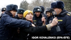 Милиция пыталась задержать журналиста «Азаттыка» Бакыта Торогелди уулу вместе с участниками митинга. 10 января 2023 года. 
