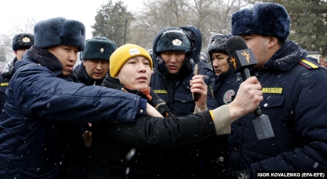 Силовики задерживают журналиста Азаттыка, освещавшего акцию протеста возле здания правительства в Бишкеке. 10 января 2023 года
