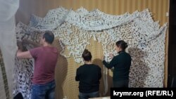 Українці в Батумі плетуть маскувальну сітку для ЗСУ