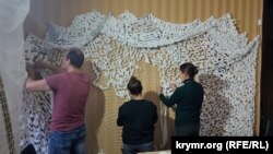Украинцы в Батуми плетут маскировочную сетку для ВСУ