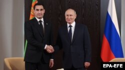 Türkmenistanyň prezidenti Serdar Berdimuhamedow (çepde) we Russiýanyň prezidenti Wladimir Putin