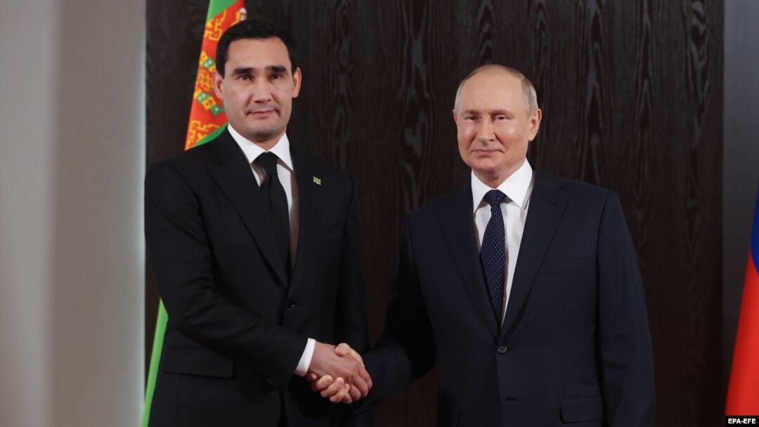 Turkmen President Serdar Berdymukhammedov (left) and Russian President Vladimir Putin shake hands during a meeting on the sidelines of the Shanghai Cooperation Organization in Samarkand, Uzbekistan, on September 15.