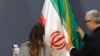 Članovi protokolarnog osoblja nameštaju iransku zastavu pre konferencije za novinare iranskog ministra spoljnih poslova Hoseina Amirabdolahijana sa njegovim srpskim kolegom Ivicom Dačićem u Beogradu, Srbija, 4. decembra 2022. godine.