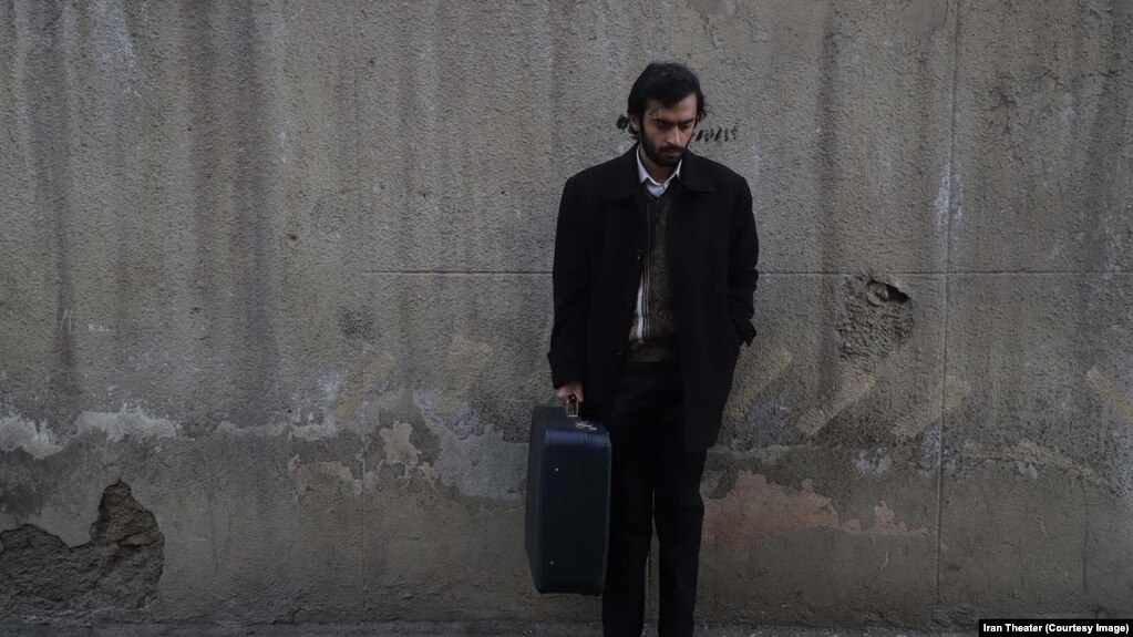 حسین محمدی در نمایش «هفت تا نه و نیم» به کارگردانى مریم خلیلى