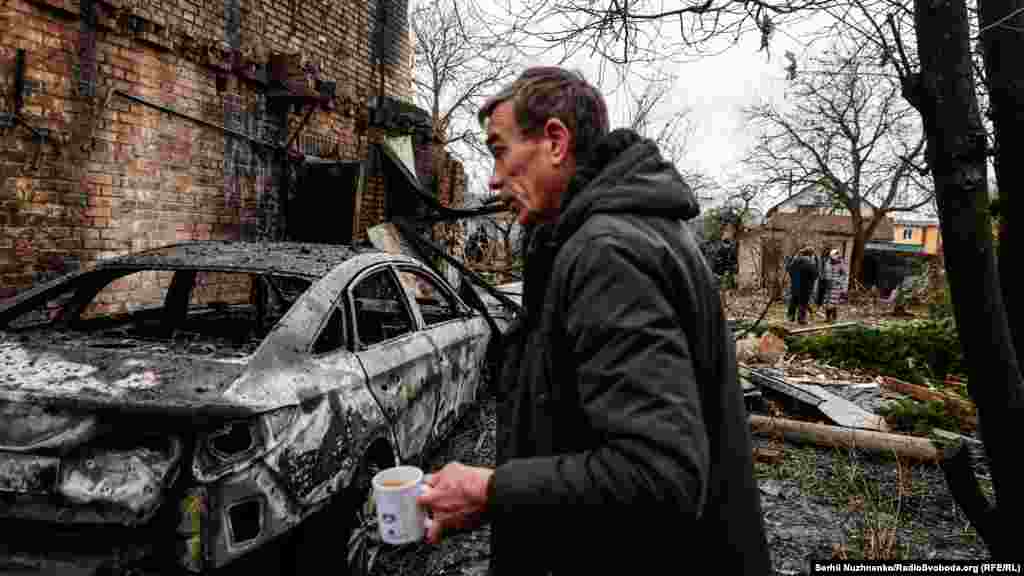 Bár az orosz katonai vezetés következetesen tagadja, hogy civil célpontokra lőnének, a csütörtöki légitámadás sok családi házat, lakóépületet talált el és semmisített meg