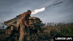 Українські військові ведуть вогонь із «Града» по російських позиіцях біля Бахмута, 24 листопада 2022