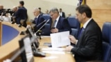 Članovi parlamentarnog rukovodstva Marinko Čavara (prvi sa desna) i Denis Zvizdić (u sredini) odlučuju na koje međunarodne skupove će se ići, a ujedno su i rekorderi po broju putovanja.