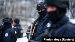 Kosovski policajci patroliraju područjem u sjevernom dijelu Mitrovice, Kosovo, 13. decembra 2022. 