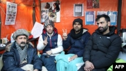 به گزارش خبرگزاری فرانسه هشت نفر از تحصن‌کنندگان ایرانی تصمیم گرفتند که به اعتصاب غذا ادامه دهند و اعلام کردند که فقط به نوشیدن آب اکتفا خواهند کرد