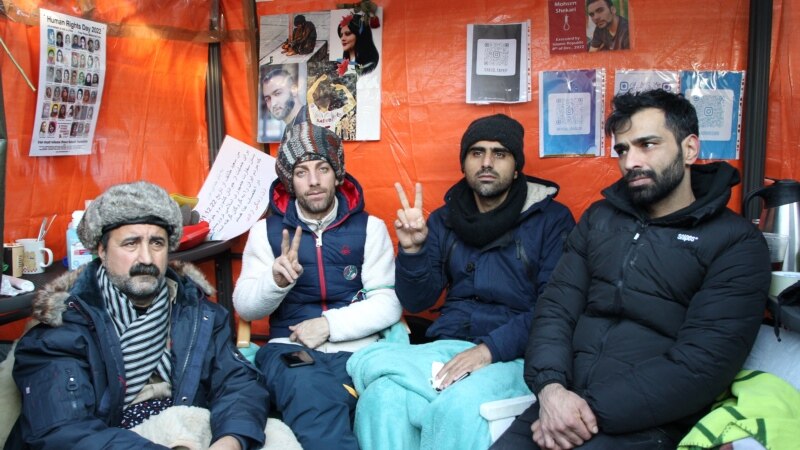 تحصن و اعتصاب غذای جمعی از ایرانیان مقابل کنسولگری جمهوری اسلامی در فرانکفورت