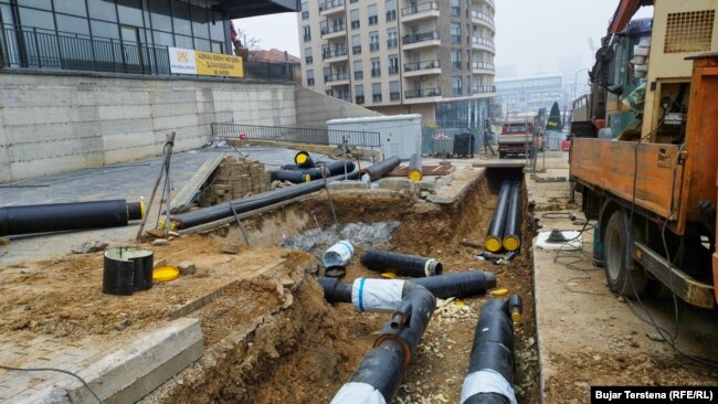 Punimet për shtrirjen e rrjetit të ngrohjes termike në lagjen Arbëria, në Prishtinë, dhjetor 2022.