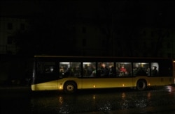 Люди в автобусе во время блэкаута во Львове, 23 ноября 2022 года