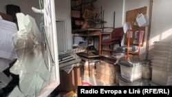Zyra e demoluar e KQZ-së në Mitrovicën e Veriut. 7 dhjetor 2022.