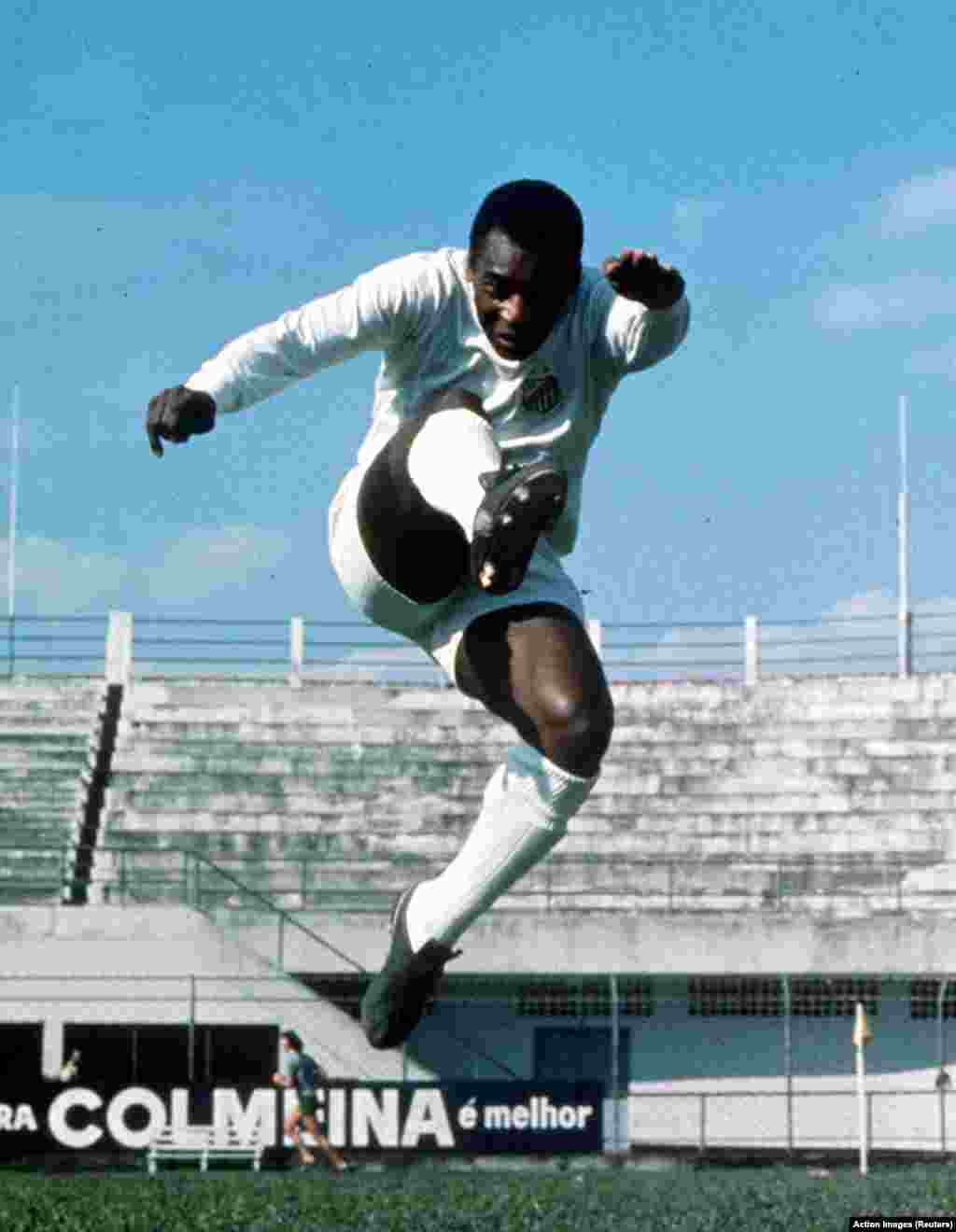 Pelé filloi të luante profesionalisht për Santos FC, në moshën 15-vjeçare.