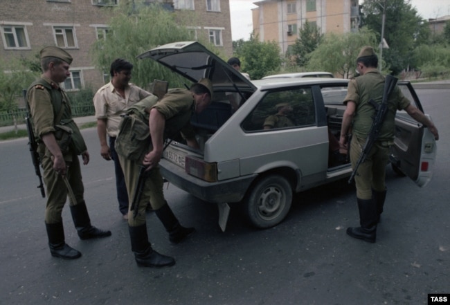 Совет ҳарбийлари Фарғонада машинани текширмоқда. 1989 йил июн