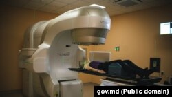 Šef Odjeljenja za radioterapiju u tuzlanskom UKC-u Hasan Osmić upozorava da duge liste čekanja mogu biti kobne za mnoge pacijente, čije stanje zahtjeva hitnu intervenciju.