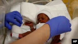 Medicinska sestra brine o jednoj od devet beba u inkubatoru u porodilištu klinike Ain Borja u Kazablanki 20. maja 2021.