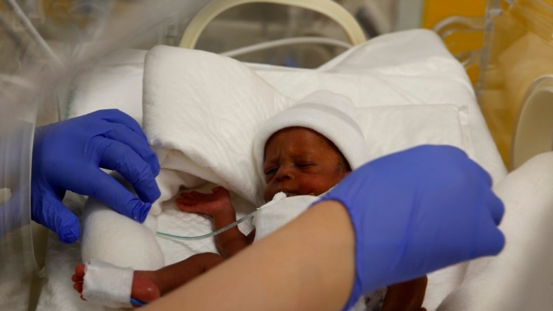 Девет бебиња кои го собороија Гинисовиот рекорд се вратија дома 