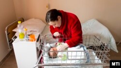 Egy anya kisbabájával a győri Petz Aladár Megyei Oktató Kórház szülészetén 2020. február 25-én (képünk illusztráció)